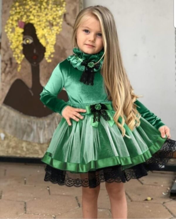 девочка в зеленом платье