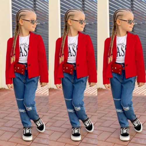 девочка в джинсах и красном пиджаке