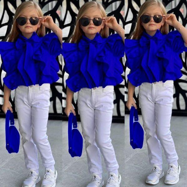 Девочка с сумочкой в синей блузке и белых джинсах