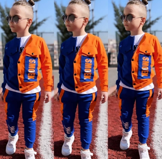 Мальчик в оранжево-синем костюме