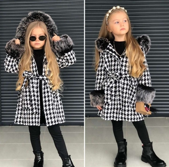 Девочка в демисезонном пальто с капюшоном и поясом
