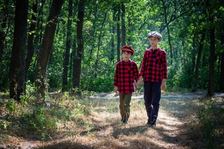 два мальчика в лесу
