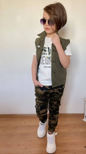 Мальчик в жилетке хаки и камуфляжных штанах