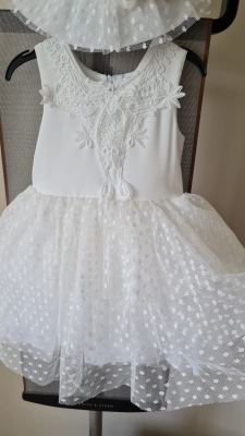 Белое платье с кружевами